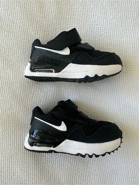 Nike Kids' Black & White Air Max Velcro Sneakers 5c